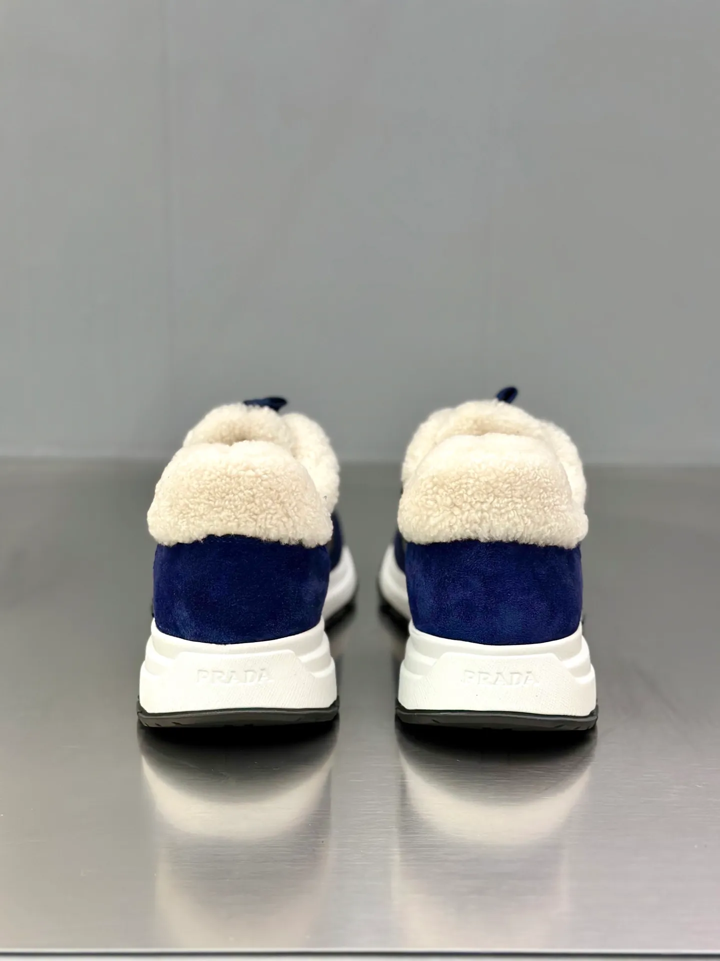 💰780 Prada/Prada men's new wool sneakers. This sneaker presents a modern version, reinterpreting the brand's archive style with clean lines and smooth details. The shoes are made of calf leather and technical fabric, with a triangular metal logo on the outside, bright TPU decoration on the heel, and a longer and padded inner heel design for a more comfortable fit. The tongue is decorated with a silk-screen logo, and is paired with a hollow rubber sole on the heel. The full cowhide lining comes standard with logo cowhide foot pads, making the upper foot taller, more comfortable, and versatile! Comes with full original packaging! Size: 39-40-41-42-43-44 standard leather shoe size (45 can be customized and does not support returns)